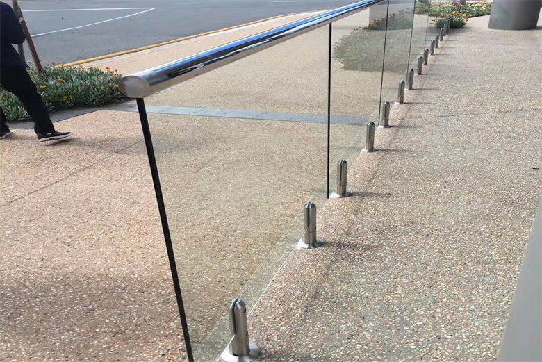 The Advantages of Using Handrails Glass in Commercial Settings