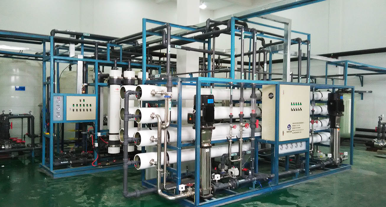 Reverse osmosis machine design avoids operational water hammer